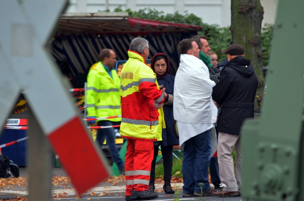 Attentat auf Fr Reker Koeln Braunsfeld Aachenerstr Wochenmarkt P76.JPG - Miklos Laubert